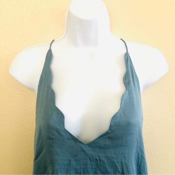 Kimchi Blue Scalloped Silky Spaghetti Straps Plunge V-Neck Cami Top Size XS - Picture 10 of 15